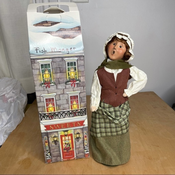 Byers Choice Ltd. The Carolers 2001 Woman Fish Monger Holiday Christmas Figurine - Picture 2 of 7